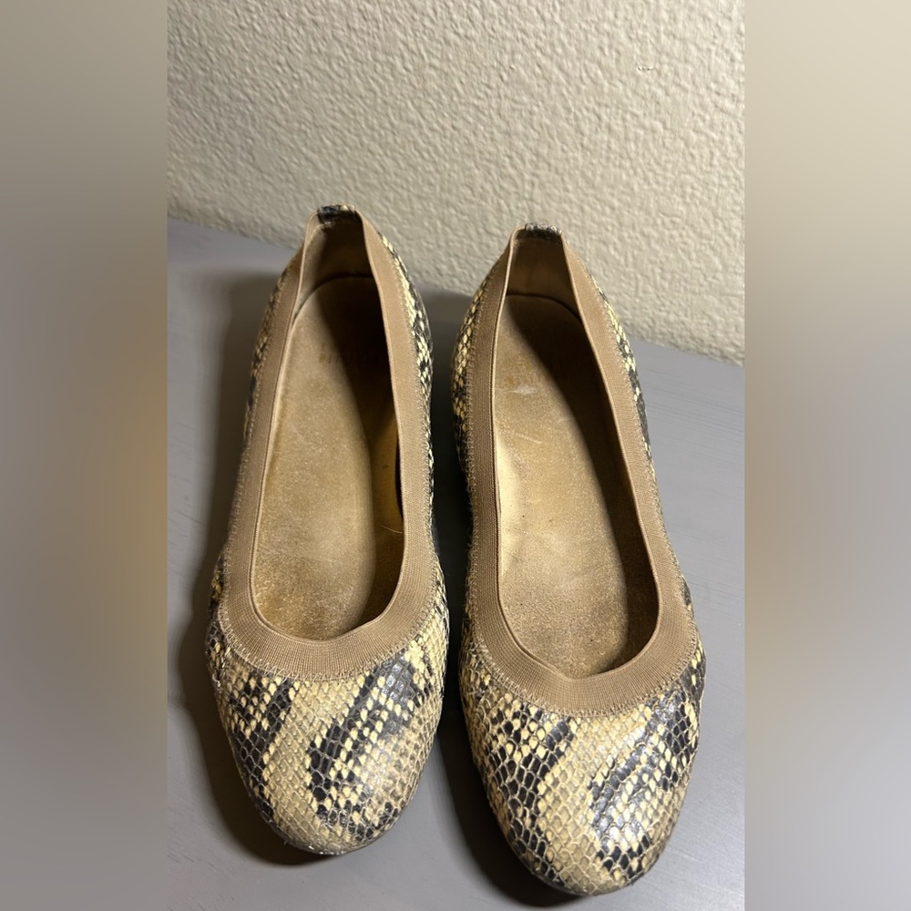 STUART WEITZMAN WOMEN’S BEIGE PYTHON BALLET FLATS